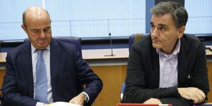 El ministro espa&ntilde;ol de Econom&iacute;a, Luis de Guindos (i) y el ministro griego de Finanzas, Euclides Tsakalotos (d) durante la reuni&oacute;n del Eurogrupo que tiene lugar hoy en Luxemburgo hoy 5 de octubre de 2015. 