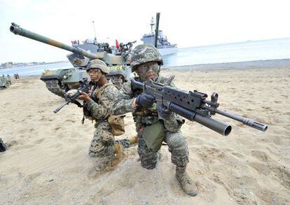 Marines de Estados Unidos y Corea del Sur durante unas maniobras conjuntas en abirl de 2013 en Pohang, 270 km al suresste de Se&uacute;l.