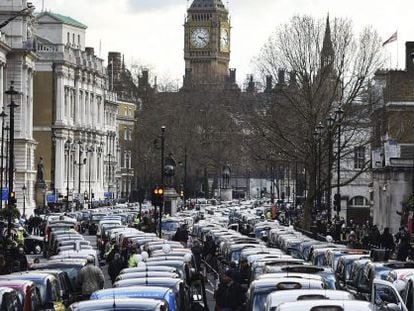 Cientos de taxis londinenses bloquean la avenida Whitehall en protesta contra el otorgamiento de una licencia a los taxis Uber en Londres.