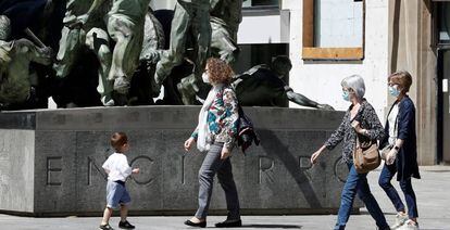 Tres mujeres con mascarilla pasean por la avenida Carlos III en Pamplona.