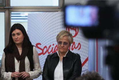 Ángeles Álvarez, a la derecha, en un acto del PSOE.