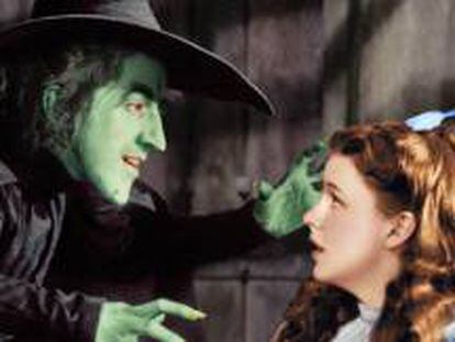 Margaret Hamilton y Judy Garland en El mago de Oz, de Victor Fleming.