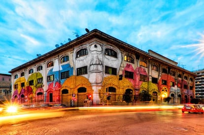 Obra de 2014 del artista Blue en un antiguo barracón.