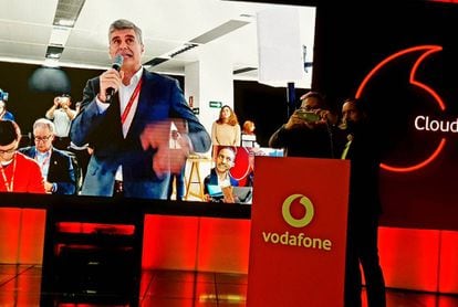 Videotrucada 5G entre Albert Buxadé, de Vodafone, a la pantalla, i el secretari d'Estat per a la Societat de la Informació, José María Lasalle (al faristol).