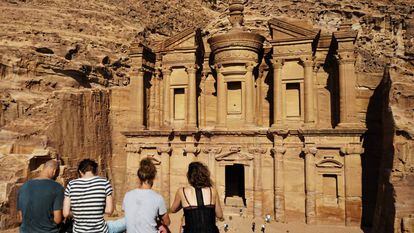 El monasterio de Petra es una de las 500 tumbas esculpidas en la roca.