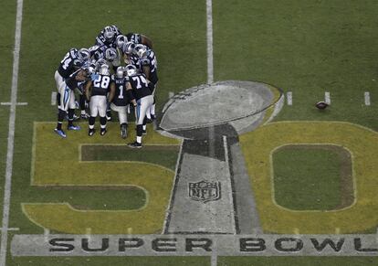 Los Panthers de Carolina hacen 'team back' en la segunda mitad del Super Bowl 50.