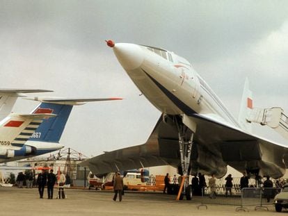 Un avión Tupolev 144 en el Salón de la Aviación de Bourget, Francia, en 1975.