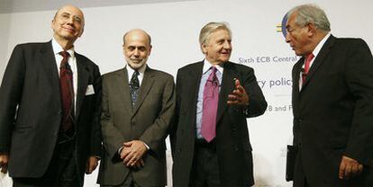 De izquierda a derecha, el gobernador del Banco de Brasil, Henrique Mereilles;  el presidente de la Reserva Federal, Ben Bernanke; el del BCE, Jean-Claude Trichet, y Strauss-Kahn.