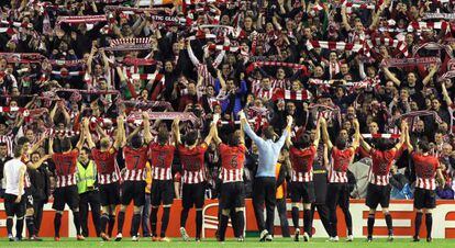 Futbolistas y aficionados del Athletic celebran la clasificación para la final de la Liga Europa.  / alfredi aldai (efe)