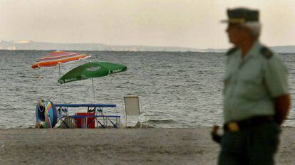 Imagen de archivo de un agente en una playa de Alicante.