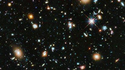Entre todas estos elementos del espacio existen unas estrellas muertas llamadas enanas negras que ya no emiten radiación.