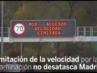 Un panel informa sobre la limitación de velocidad en Madrid, una medida que trata de eliminar la contaminación en la ciudad.