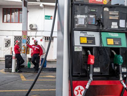 Trabajadores en una estación gasolinera en Cali, en junio de 2023.