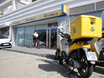 Oficina de Correos de Mojácar (Almería), este jueves.