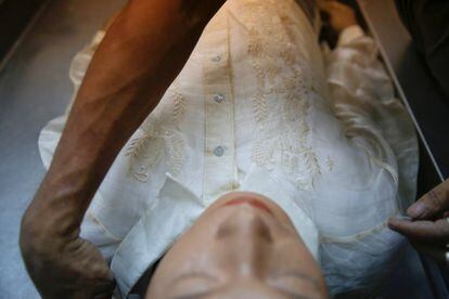 Un trabajador de una funeraria viste a Florjohn Cruz después de su autopsia en el servicio funerario Eusebio en Manila (Filipinas), el 28 de octubre de 2016.