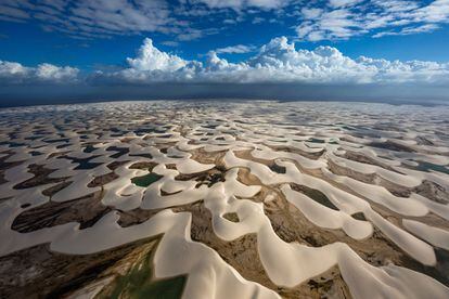 Paisaje de dunas y lagunas del parque nacional de los Lençóis Maranhenses, en el Estado brasileño de Maranhao.