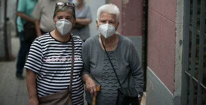 Dos mujeres, en el barrio de la Trinitat Vella (Barcelona), este sábado. 