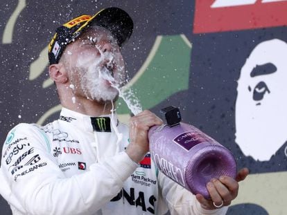 Valtteri Bottas celebra en el podio el triunfo en Suzuka.