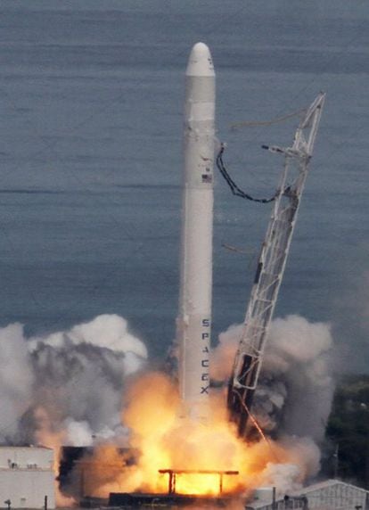 Primer lanzamiento de un cohete Falcon 9 desde la base de cabo Cañaveral (Florida).
