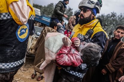 Un efectivo de los Cascos Blancos extrae el cuerpo de una niña de entre los escombros de un edificio en Harem, Siria. 
