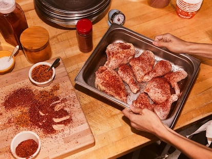El producto se marina durante 12 horas en especias, siguiendo la receta de Luisiana (Estados Unidos), y se reboza a mano cada día en los restaurantes de la cadena.