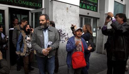 Los activistas abandonan su encierro en la sede de Bankia en Gran V&iacute;a.