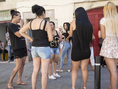 Prostitutas de la calle de Robador durante una protesta contra las agresiones.