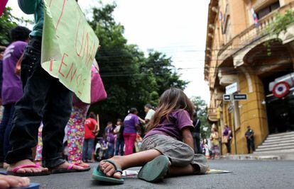 Mujeres protestan frente al Ministerio del Interior durante la marcha contra la violencia hacia la mujer por las calles de Asunción (Paraguay)