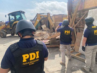 Funcionarios de la Policía de Investigaciones (PDI) trabajan en la escena del crimen, en el sector de cerro Chuño en Arica en el norte de Chile. ARICA (CHILE), 6 DE JUNIO DE 2023. - Dos personas fueron asesinadas y enterradas bajo cemento en Arica en otro episodio violento para la región, afectada recientemente por un aumento en inseguridad y violencia.