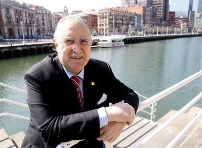 Iñaki Azkuna, en una de las riberas de la ría de Bilbao, cerca del Ayuntamiento.