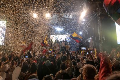 Seguidores de Gustavo Petro, candidato a la presidencia de Colombia, celebran su discurso de cierre de campaña en  Bogotá, 22 de mayo de 2022. 