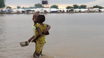 Niños desplazados juegan en el agua después de que el río Nilo rompiera los diques en Pibor, en Sudán del Sur, en 2020