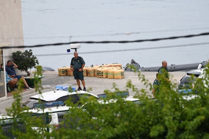 Un guardia civil durante una intervención este miércoles por tráfico de droga en el puerto de Ceuta.