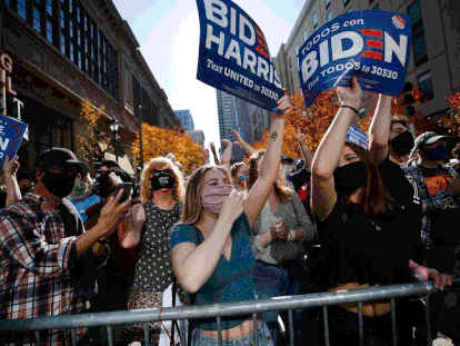 Los partidarios del presidente electo Joe Biden celebran su victoria en las elecciones presidenciales de 2020 frente al Chase Center en Wilmington, Delaware, el 7 de noviembre de 2020.