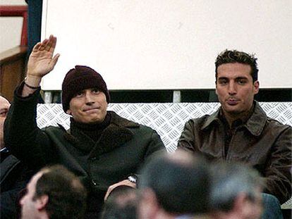 Molina, junto a Scaloni, saluda ayer al público de Riazor.