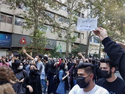 Un grupo de jóvenes corta una calle en Teherán el pasado día 1 en protesta por la muerte de Mahsa Amini, detenida por no llevar correctamente el hiyab.