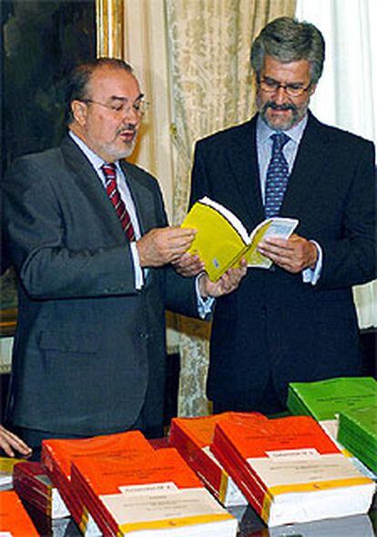 El ministro Solbes presenta al presidente del Congreso, Manuel Marín, los Presupuestos Generales del Estado 2005.
