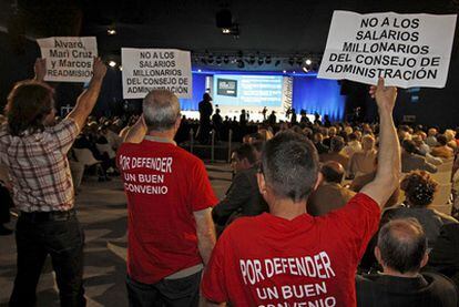 Varios trabajadores de Telefónica protestan en la junta de accionistas del pasado miércoles.