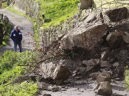 Un vecino observa las rocas que se derrumbaron sobre Antonio Lesmes en Bo, Asturias.