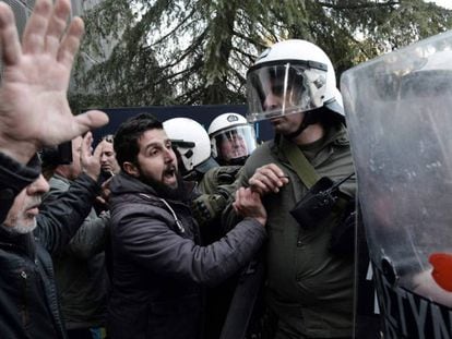 Choques entre agricultores y policías, el 2 de febrero en Salónica. En vídeo, comparecencia de la portavoz de la Comisión Europea.
