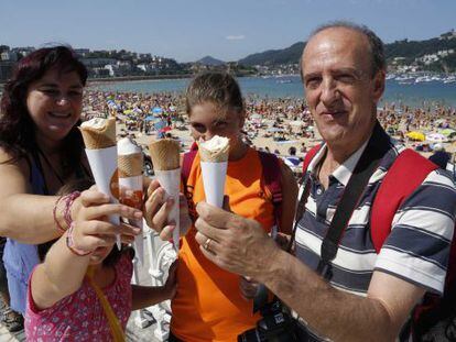 Varias personas disfrutan de un helado en San Sebasti&aacute;n.