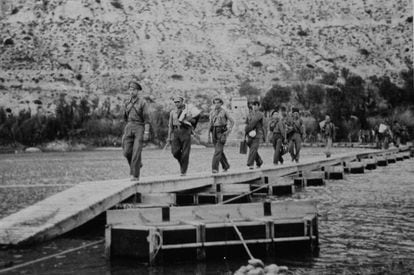 Voluntarios de la XI Brigada Internacional pasan el Ebro por un puente de pontones, en julio 1938.
