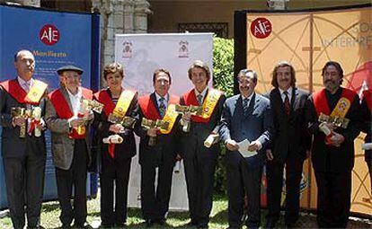 De izquierda a derecha, Luis Alberto de Cuenca, secretario de Estado para Cultura; el escultor Agustín Ibarrola; la escritora Sahar Jalifa; el director de orquesta Enrique García Asensio; el cantante Raphael; el rector de la Universidad de Alcalá, Virgilio Zapatero; el compositor Luis Cobos, y el violagambista Jordi Savall, al finalizar el Claustro Universitario de las Artes.