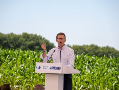 El líder del PP, Alberto Núñez Feijóo clausura un acto sectorial sobre el sistema agroalimentario y el mundo rural, este sábado 1 de julio, en Santa Maria de Gimenells, Lleida.