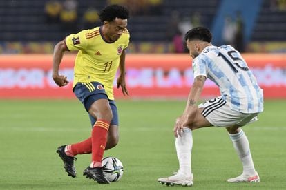 Cuadrado faces Nicolás González during the qualifying match between Colombia and Argentina, on June 8.