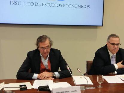 A la izquierda, el presidente del Instituto de Estudios Económicos, Íñigo Fernández de Mesa, y el director general, Gregorio Izquierdo, durante la presentación del Informe de Competitividad Fiscal 2022. 
