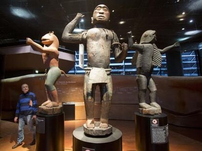 Estatuas de madera del reino de Dahomey (siglo XIX), en el Museo del Quai Branly de París, en 2018. Las obras serán restituidas a Benín en los próximos meses.