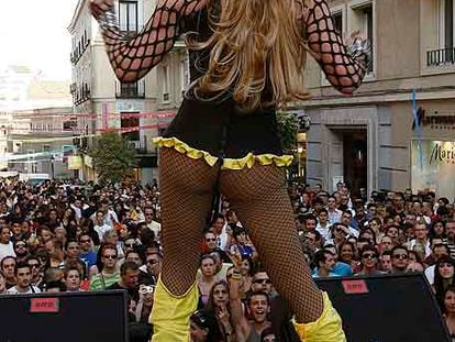 Una <i>drag</i> actúa en el Europride.