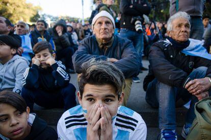 Aficionados de la selección de Argentina miran un partido de la Copa Mundial de 2018 en una plaza en Buenos Aires.