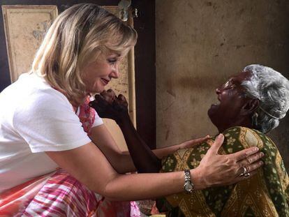 Becky Douglas, con una mujer enferma de lepra en India.